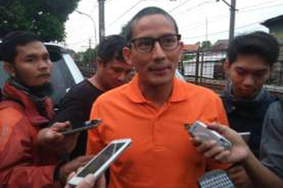 Sandiaga Uno saat mengunjungi warga Bukit Duri, Selasa (14/6/2016).