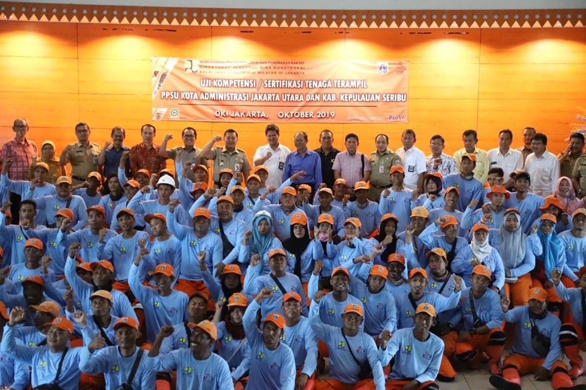Ratusan Petugas Penanganan Prasarana dan Sarana Umum (PPSU) melakukan uji sertifikasi keterampilan kerja konstruksi yang diselenggarakan oleh Balai Jasa Konstruksi Wilayah III Jakarta di Balai Yos Sudarsi, Kantor Walikota Jakarta Utara, Senin (21/10/2019).