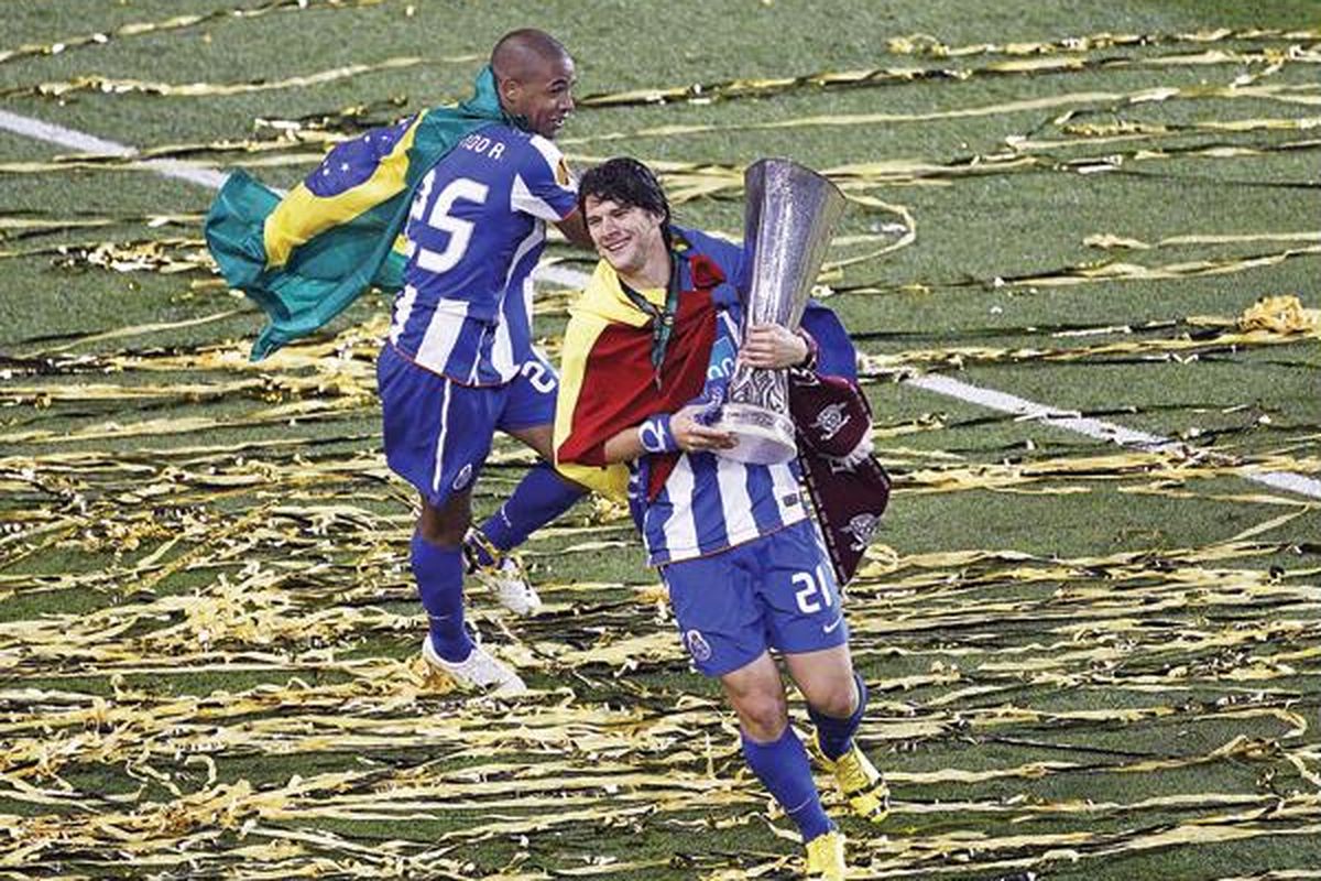 Pemain Porto asal Rumania, Cristian Sapunaru (depan), dan Fernando Reges (Brasil) bergembira setelah memenangi laga final Liga Europa antara sesama tim Portugal, FC Porto melawan SC Braga, di Dublin Arena, Dublin, Irlandia, Rabu (18/5). Porto menang 1-0.