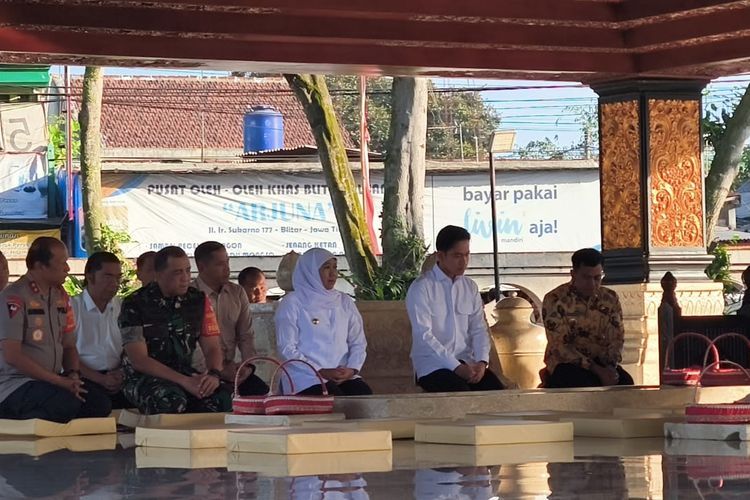 Wakil Presiden (Wapres) Republik Indonesia (RI) Gibran Rakabuming Raka ziarah ke makam Presiden Pertama RI, Soekarno atau Bung Karno.di Blitar, Jawa Timur, Rabu (18/6/2025).