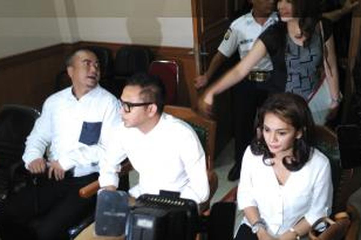 Masayu Anastasia (kanan) dan Lembu Wiworo Jati (tengah) beserta kuasa hukum Masayu, Aga Khan, berada di Ruang Sidang 4 Pengadilan Agama Jakarta Selatan,  Selasa (22/9/2015).