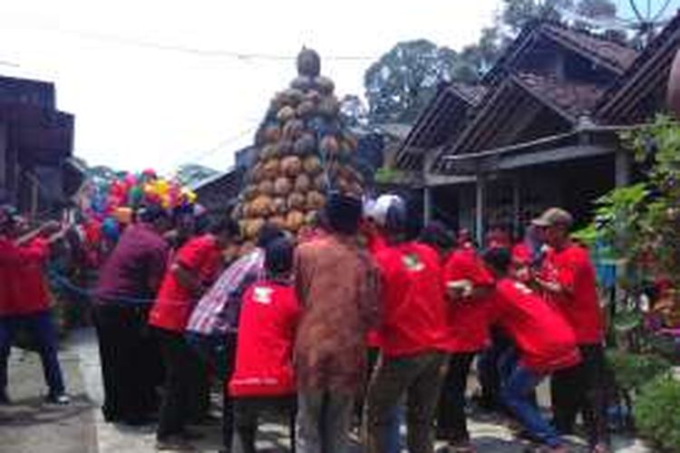 Warga Desa Mantenan Giyanti Candimulyo, Kabupaten Magelang, Jawa Tengah, mengarak gunungan buah durian, Sabtu (20/2/2016).