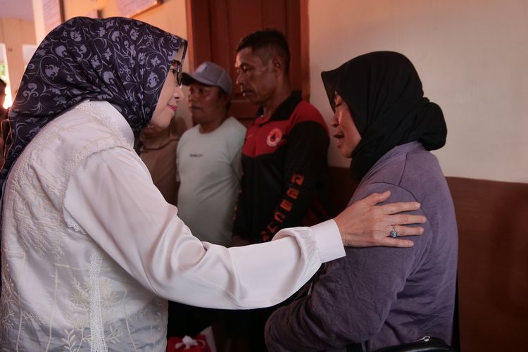 Bupati Lumajang Indah Amperawati saat memberikan bantuan dana tunggu hunian kepada para penyintas, Rabu (3/12/2025)