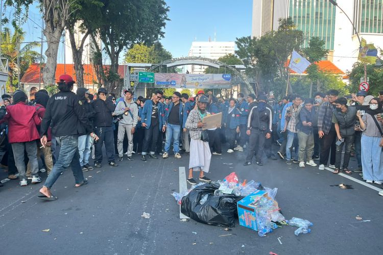BEM Nusantara Jatim Demo di Kejati, Desak Eks Jampidsus Febrie Adriansyah Diadili