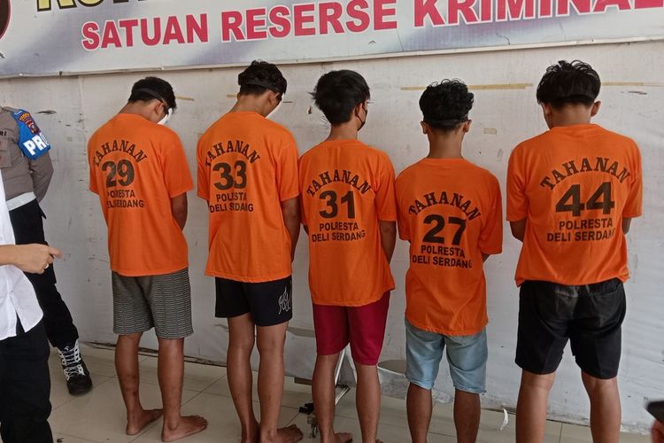 Lima orang tersangka kasus tawuran antar kelompok remaja di Tanjung Morawa, Deli Serdang pada Senin (13/2/2023) dinihari. Kelima pelaku masih di bawah umur, terancam hukuman 15 tahun dan 12 tahun penjara.