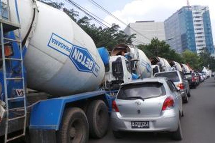 KPK menyita delapan truk molen terkait penyidikan kasus dugaan tindak pidana pencucian uang yang dilakukan Tubagus Chaeri Wardana alias Wawan.