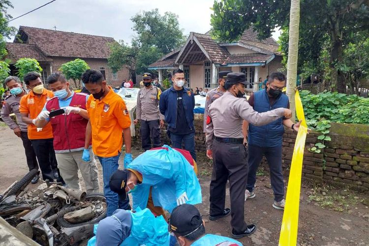 Aparat kepolisian melakukan olah TKP tewasnya korban ES di Desa Sumberurip, Kecamatan Berbek, Nganjuk, beberapa waktu lalu. Doc: Humas Polres Nganjuk