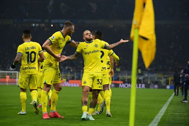 Bek sayap Federico Dimarco (kanan) merayakan gol bersama Edin Dzeko dalam pertandingan Inter Milan vs Bologna pada pekan ke-14 Liga Italia 2022-2023 yang digelar di Stadion Giuseppe Meazza, Rabu (9/11/2022) malam waktu setempat. Dimarco tampil tajam bak striker dengan mencetak dua gol pada pertandingan tersebut. (Sumber foto: Tangkapan layar Twitter Inter Milan/@Inter)