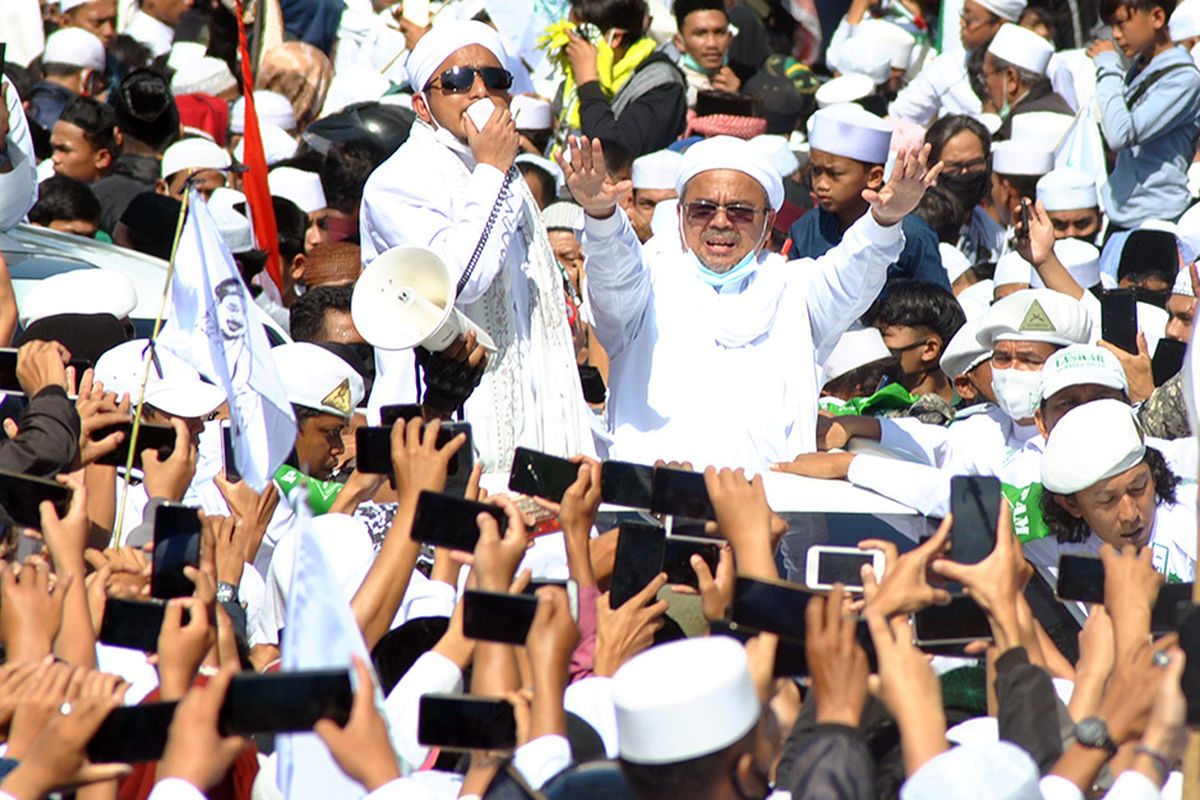 Pemimpin Front Pembela Islam (FPI) Rizieq Shihab menyapa simpatisannya saat tiba di daerah Puncak, Bogor, Jawa Barat, Jumat (13/11/2020). Dalam kunjungan tersebut, Rizieq Shihab dijadwalkan menghadiri acara peresmian pembangunan Masjid Raya di Markaz Syariah Pesantren Alam Agrokultural sekaligus mengisi ceramah shalat Jumat.