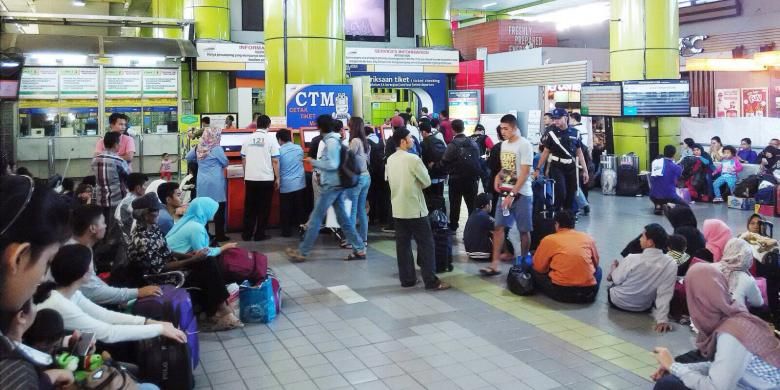 IIustrasi: Calon penumpang KA di Stasiun Gambir.