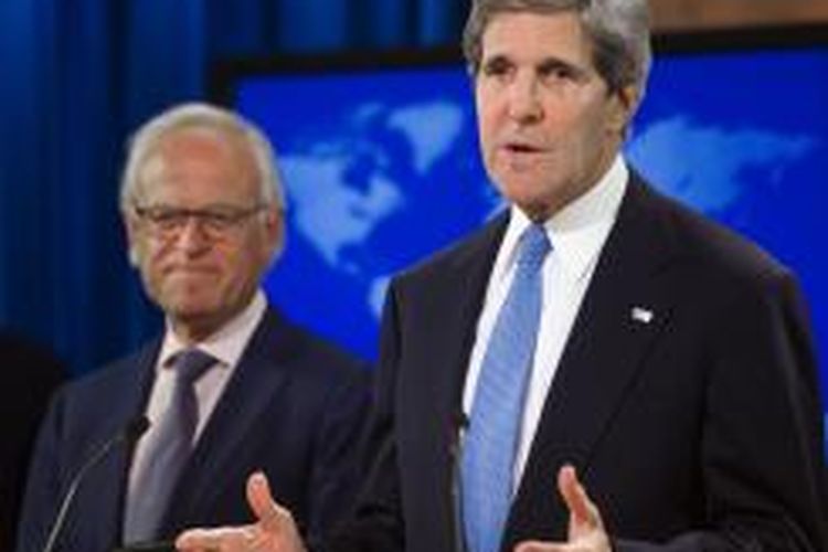 Menteri Luar Negeri AS John Kerry mengumumkan dalam konferensi pers di Departemen Luar Negeri, Senin (29/7/2013), bahwa ia telah memilih mantan duta besar AS untuk Israel, Martin Indyk, sebagai pemimpin pembicaraan perdamaian Israel-Palestina yang dimulai Senin malam atau Selasa (30/7/2013) dini hari di Washinton DC, Amerika Serikat. Pengumuman dilakukan beberapa jam sebelum pertemuan lanjutan yang sebelumnya beku selama tiga tahun, Kerry mengatakan Indyk akan mengambil tugas sulit mencoba memandu kedua belah pihak mencapai kesepakatan damai penuh. AFP PHOTO / Paul J Richards
