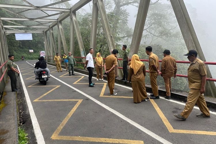 Buntut Kasus Bunuh Diri, Jembatan Cangar Dipasangi Pagar 2,5 Meter 
