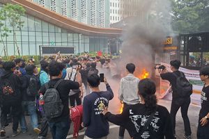 Demo Hardiknas di Jakpus Ricuh, Massa BEM SI Dobrak Barikade dan Bakar Ban