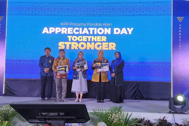 Di Aula Gedung N PKN STAN, dilaksanakan acara Appreciation Day KPP Pratama Pondok Aren dalam rangka memberikan penghargaan kepada Wajib Pajak yang memberikan sumbangsih kontribusi terhadap pemenuhan target penerimaan dan kepatuhan kewajiban perpajakan KPP Pratama Pondok Aren, Selasa, 31 Januari 2023.