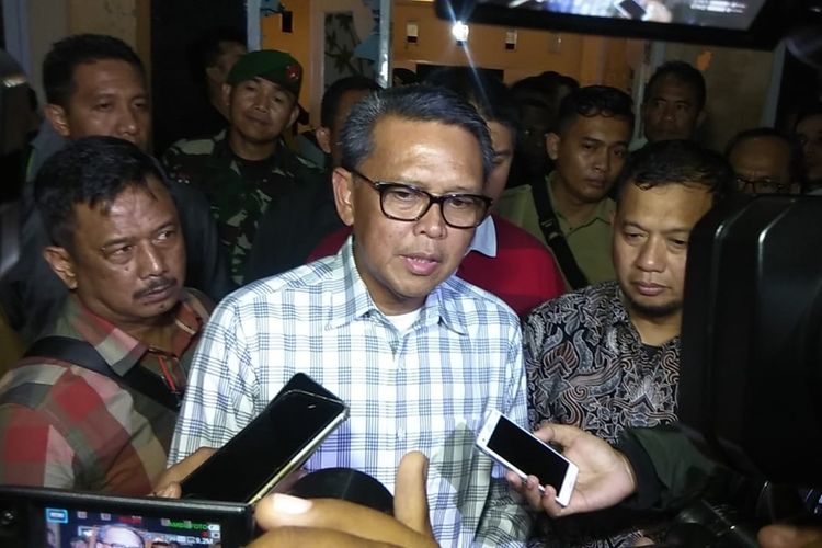 Gubernur Sulawesi Selatan Nurdin Abdullah saat mendatangi asrama mahasiswa asal Papua di Jalan Lanto Dg Pasewang, Kota Makassar, Senin (19/8/2019) malam.