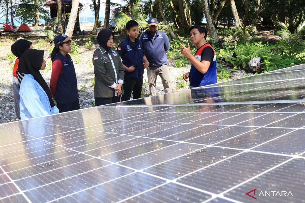 Community Development Officer AFT Minangkabau Pertamina Patra Niaga Sumatera Bagian Utara Wahyu Hamdika (paling kanan) menjelaskan cara kerja pembangkit listrik tenaga surya (PLTS) di Pulau Bando., Provinsi Sumatera Barat (Sumbar).