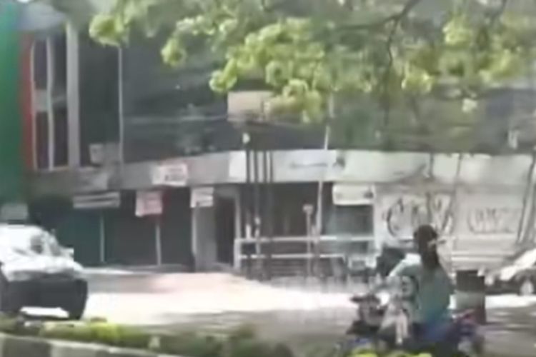Seorang pengendara sepeda motor diduga ibu-ibu yang sedang membawa anaknya nekat berkendara melawan arus di Jalan Ahmad Yani, Kota Malang, Jawa Timur atau dekat Masjid Sabilillah.