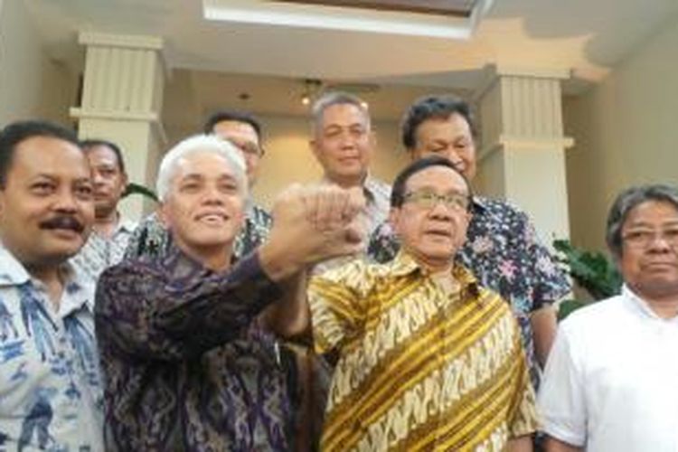 Calon wakil presiden Hatta Rajasa (dua dari kiri) mengunjungi kediaman Ketua Dewan Pertimbangan Partai Golkar Akbar Tandjung (dua dari kanan), 25 Mei 2014.