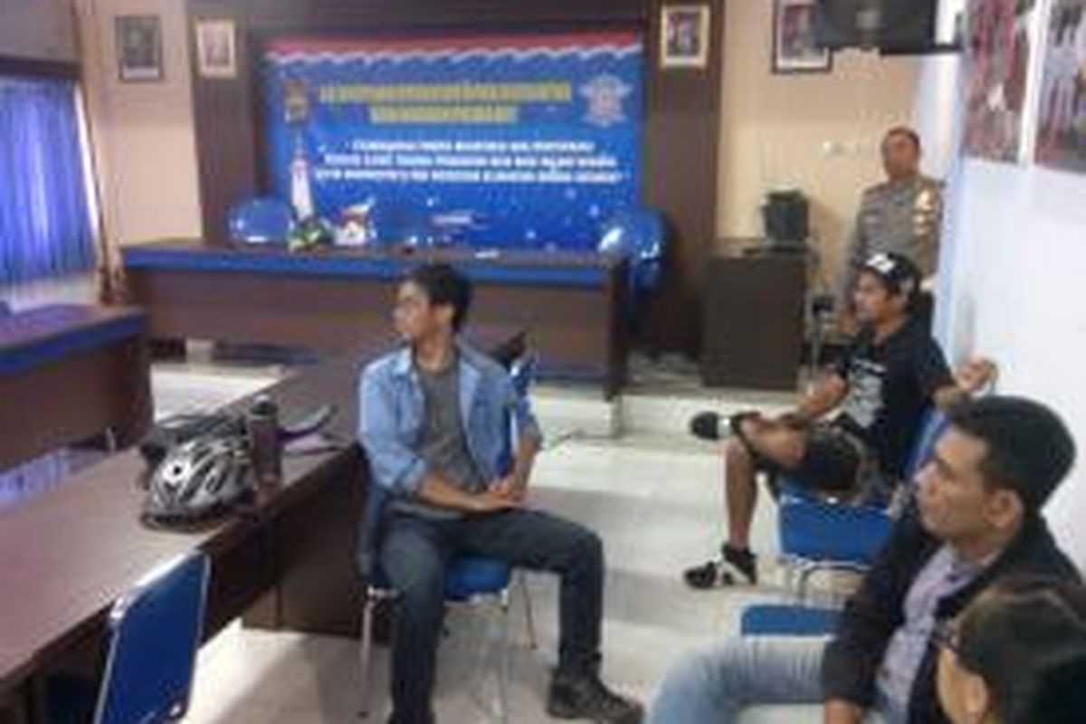Elanto, Yoan Valon (menggunakan topi) dan Direktur LBH Yogya Hamzal Wahyudin saat di Mapolda DIY