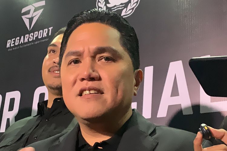 Ketua Umum PSSI, Erick Thohir, saat berbicara mengenai kritik publik kepada jersey baru timnas Indonesia di kawasan Jakarta pada Senin (18/3/2024).