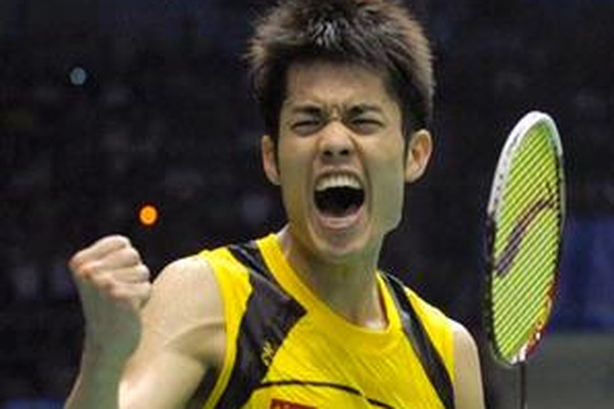Lin Dan merayakan kemenangan usai mengalahkan pemain Korea Selatan Park Sung Hwan dalam Tunggal Putra Sudirman Cup di Gymnasium Guangzhou, China, Minggu (17/5) lalu.