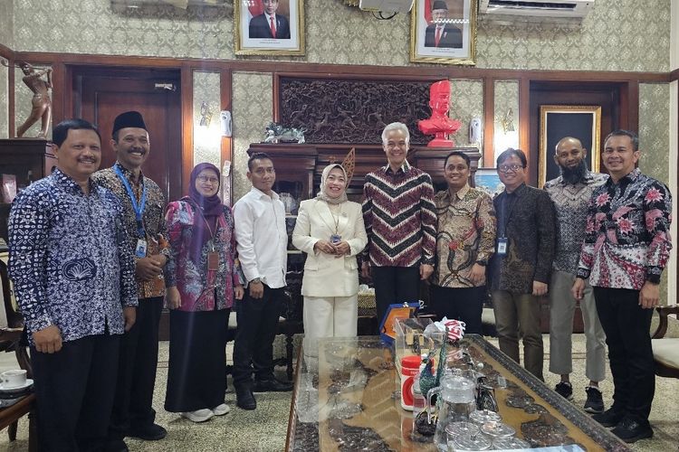 Dirjen GTK, Nunuk Suryani foto bersama Gubernur Jateng Ganjar Pranowo.