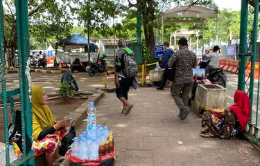 Potret Jalur Pedestrian Monas Berubah Jadi Ruang Dagang PKL Tanpa Izin