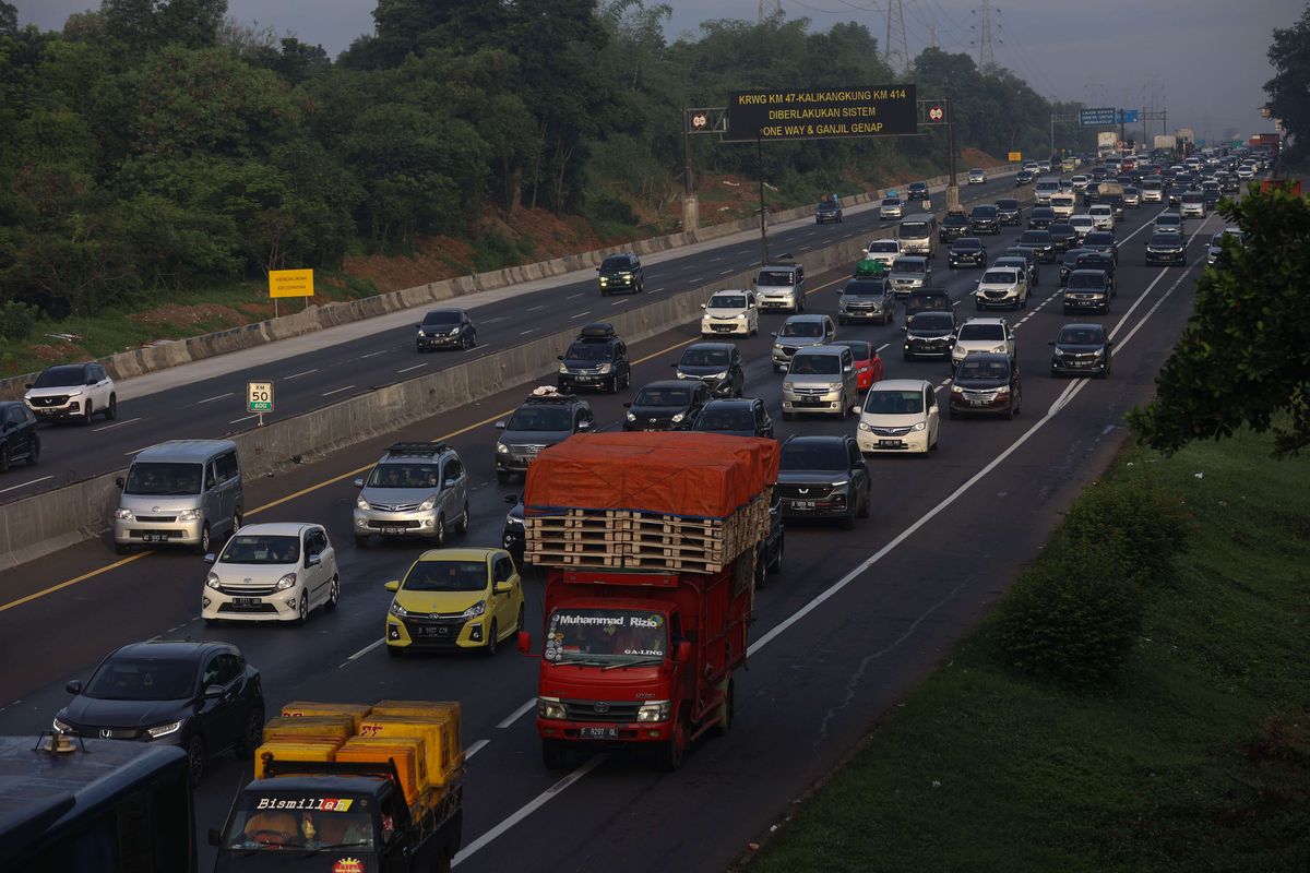 Pemberlakuan jalur satu arah di Tol Karawang Barat hingg Kalikangkung, Jumat 29/4/2022). Kementerian Perhubungan (Kemenhub) memprediksi masyarakat yang akan melakukan perjalanan mudik Lebaran tahun ini mencapai 85,5 juta orang.