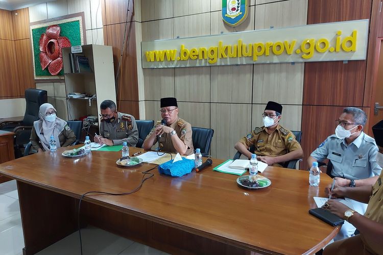 Gubernur Bengkulu, Rohidin Mersyah gelar konfrensi pers terkait pembebasan pajak kendaraan roda dua