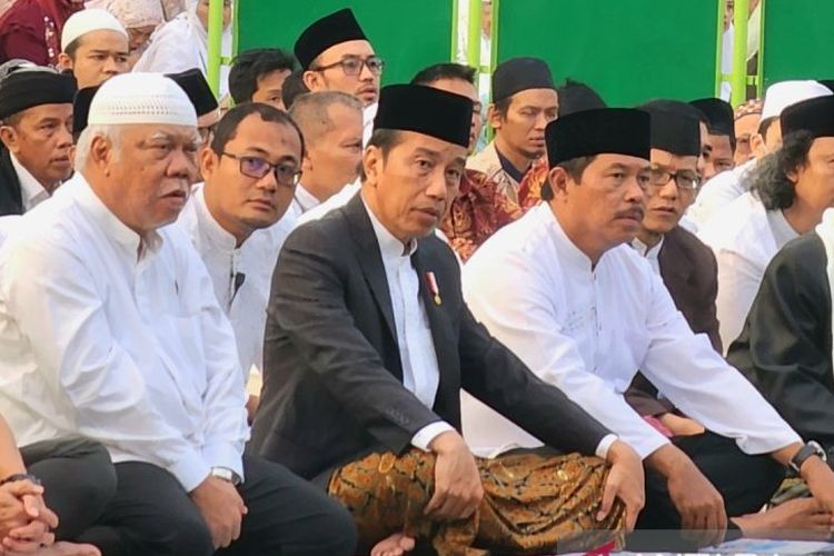 Presiden Joko Widodo melaksanakan Shalat Idul Adha 1554 Hijriah di kawasan Simpanglima, Kota Semarang, Senin (17/6/2024). 