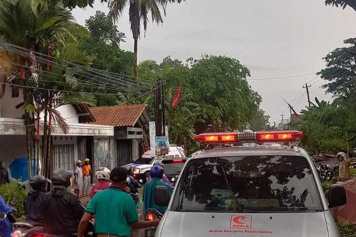 Lokasi kecelakaan seorang pengendara sepeda motor menabrak pohon tumbang yang melintang di jalan. Lokasi kejadian di Jalan Godean Km 13, Dusun Sangonan, Kapanewon Godean, Kabupaten Sleman, DI Yogyakarta (DIY). (Foto Dokumentasi BPBD Sleman)