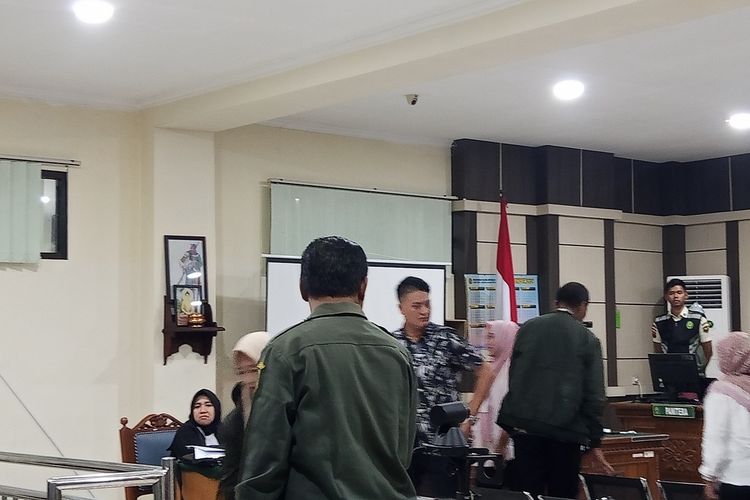 Rela Jual Emas hingga Motor Demi Bayar 