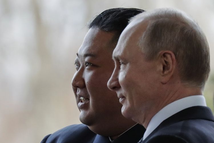 Presiden Rusia Vladimir Putin menyambut pemimpin Korea Utara Kim Jong Un sebelum pembicaraan mereka di kampus Far Eastern Federal University di pulau Russky di pelabuhan Vladivostok, Rusia, Kamis (25/4/2019). (AFP/POOL/Alexander Zemlianichenko)