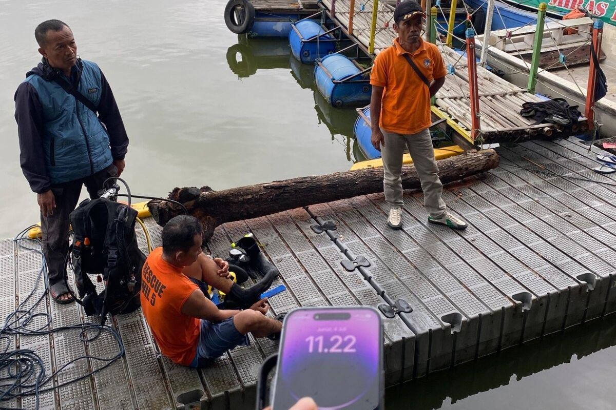 Tim SAR Wilayah V Kulon Progo, Daerah Istimewa Yogyakarta, menanggapi laporan iPhon tercebur danau di Waduk Sermo, Jumat (4/7/2025). Penyelam handal pun dikerahkan.