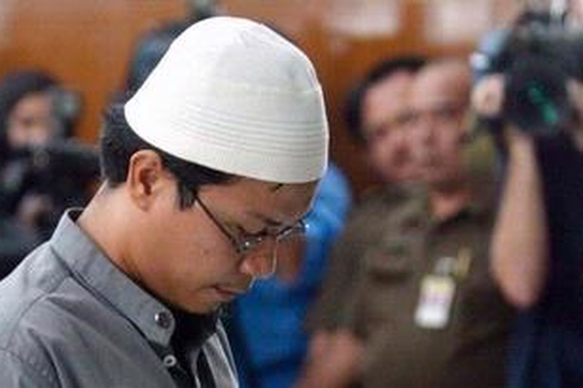 Iwan Darmawan Mutho alias Rois dijatuhi hukuman mati oleh majelis hakim Pengadilan Negeri Jakarta Selatan, Selasa (13/9/2005)..
