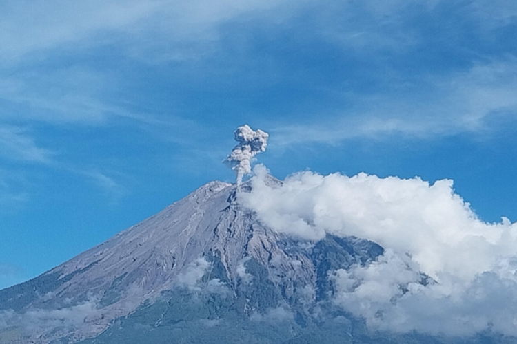 Gunung Semeru Meletus 3 Kali Sabtu Pagi, Semburkan Kolom Abu Setinggi 700 Meter