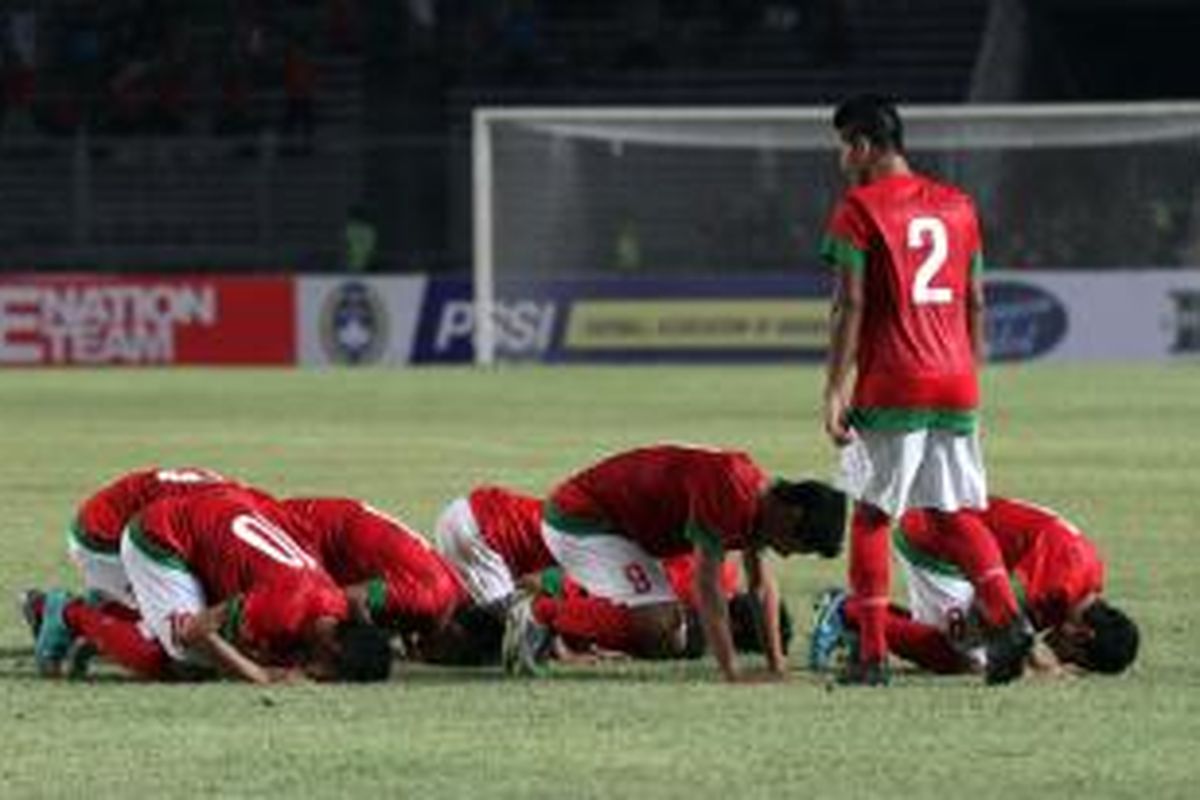 Pemain Indonesia melakukan selebrasi usai membobol gawang Filipina dalam pertandingan kualifikasi Piala Asia U-19 di Stadion Utama Gelora Bung Karno, Jakarta, Kamis (10/10/2013). Timnas Indonesia mengalahkan Filipina 2-0.