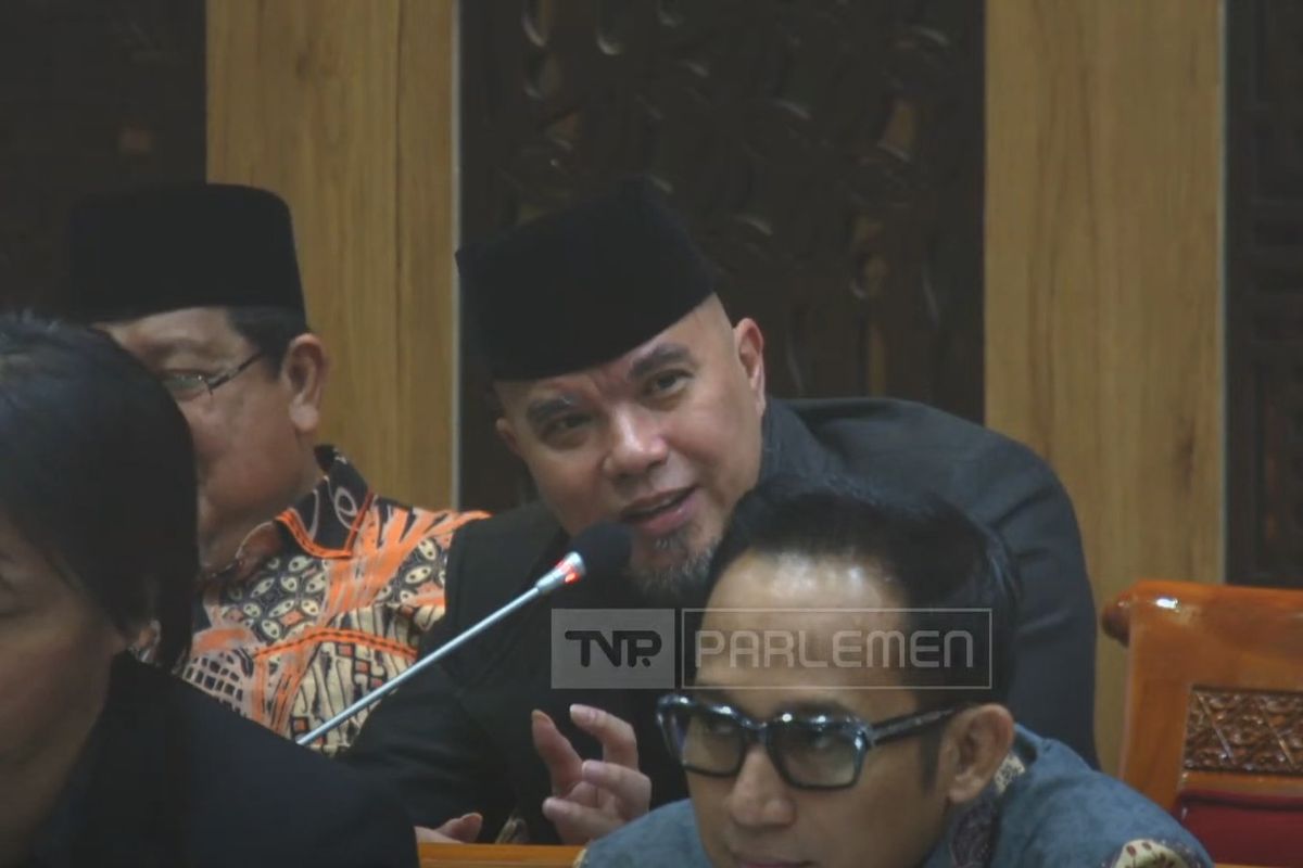 Anggota Komisi X DPR RI, Ahmad Dhani, saat memberikan pendapatnya di rapat kerja dengan Menteri Pemuda dan Olahraga RI dan PSSI terkait proses naturalisasi tiga pemain: Emil Audero Mulyadi, Dean James, dan Joey Pelupessy pada Rabu (5/3/2025).