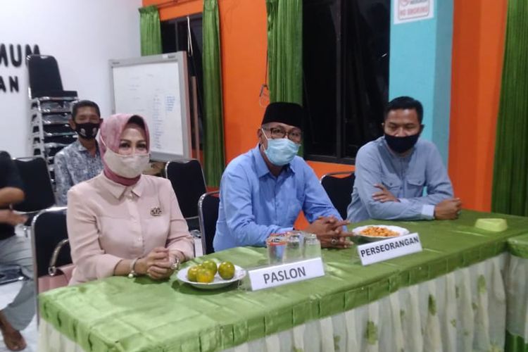 Suhandoyo (memakai kopyah) saat mengunjungi kantor KPU Lamongan dalam proses pergantian pasangan calon wakil bupatinya, dari Muhammad Suudin kepada Astiti Suwarni, Rabu (16/9/2020).