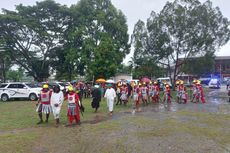 Saat Ibadah Jalan Salib Hidup Digelar di Tengah Guyuran Hujan...