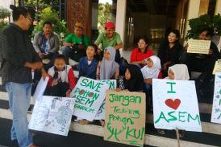 Aksi penyelamatan pohon Asem oleh aktifis lingkungan di depan gedung DPRD Jatim di Surabaya.