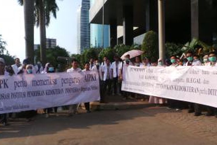 Mass yang mengatasnamakan Aliansi Dokter Muda menggelar aksi unjukrasa di depan Gedung  KPK, Kuningan, Jakarta, Rabu (21/5/2014)