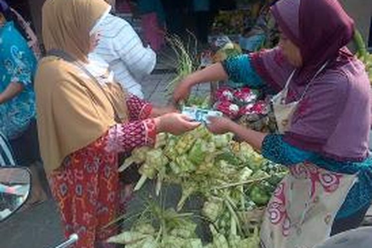  Aktivitas pedagang selongsong ketupat di Pasar Bandarjo, Ungaran, Kabupaten Semarang, Kamis (23/7/2015)