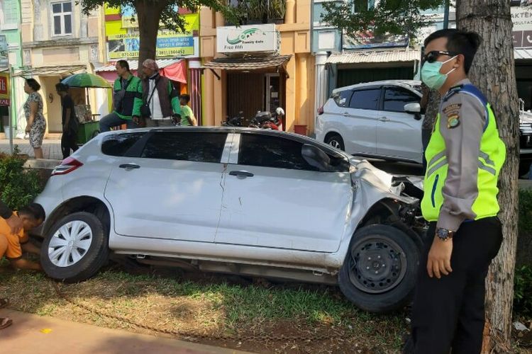 Sebuah mobil Ertiga dengan nomor polisi B 2026 BOZ yang dikemudikan Lolie tercebur di Jalan Boulevard Graha Raya, Serpong Utara, Tangerang Selatan, Jumat (15/11/2019). 