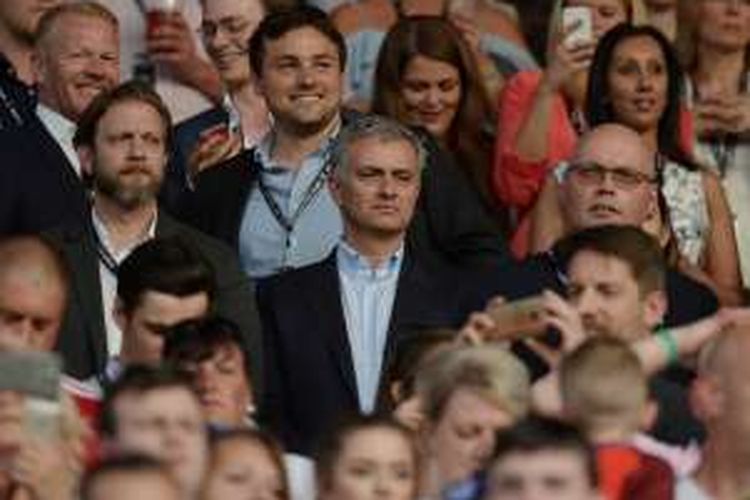 Jose Mourinho menyaksikan tim Inggris asuhannya menang 3-2 atas Rest of the World XI pada partai amal bertajuk Soccer Aid di Stadion Old Trafford, Minggu (5/6/2016).