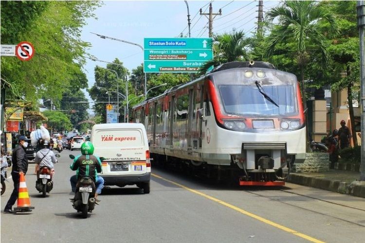 Kereta tengah melintas di jalur kereta api yang ada di Jalan Slamet Riyadi Solo.