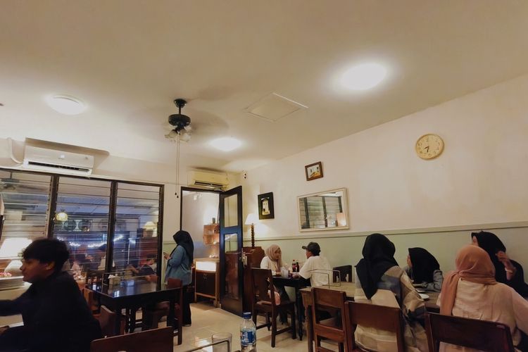 Suasana Pizza Salomon yang menjadi daya tarik pecinta kuliner karena memasak menggunakan tungku tradisional dan konsep rumahan di daerah Petemon Surabaya, Jawa Timur. 
