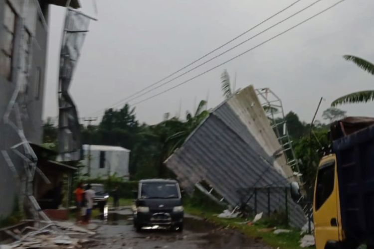 Hujan Deras Disertai Angin Kencang Melanda Subang, Puluhan Rumah Rusak dan Pohon Tumbang