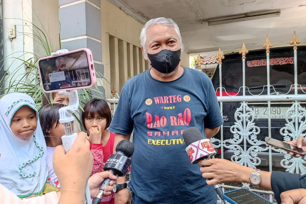 Ketua RT 006/RW 02, Noves Haristedja, saat diwawancarai tentang Eny Sukaesi (58) dan Pulung Mustika Abima (23) atau Tiko di Kelurahan Jatinegara, Kecamatan Cakung, Jakarta Timur, Jumat (6/1/2023).
