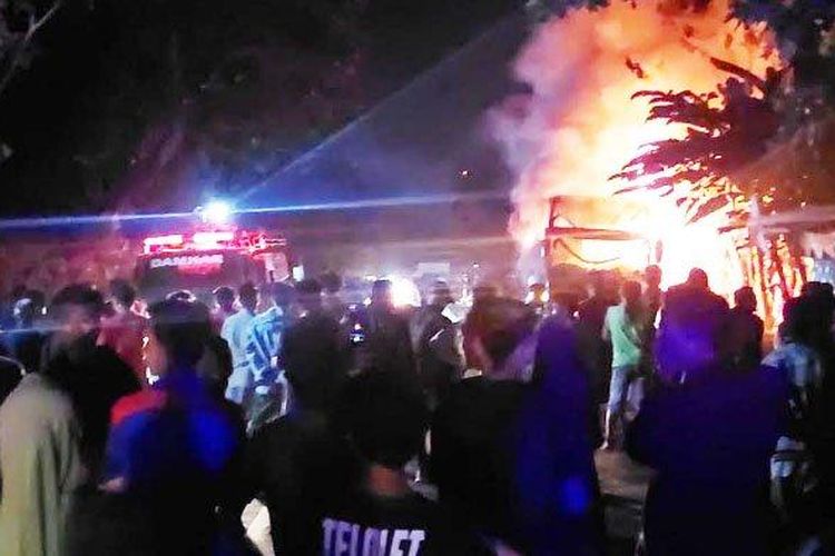 Bus Gunung Harta terbakar di Jalan Raya Desa Mlandingan Wetan, Kecamatan Bungatan, 
Kabupaten Situbondo, Kamis (1/9/2022). Tidak ada korban jiwa dalam kejadian ini.